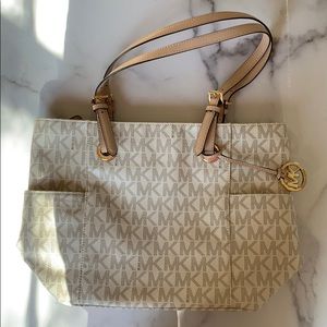 Michael Kors Jet Set Tote in vanilla